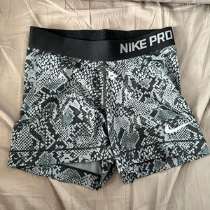 nike pro spandex compression shorts grey/black snakeskin print size xs